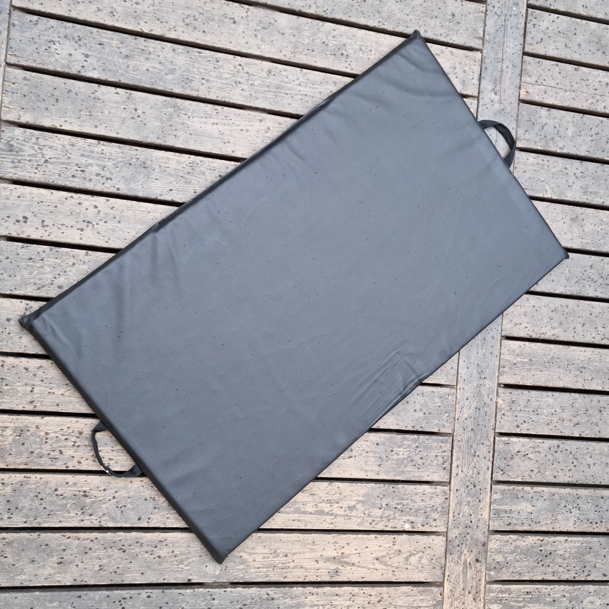 Dyna i konstläder 98 x 128 x 3cm